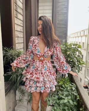 Aslıhan Güner Instagram - Bu hafta nasıl mıydı? 💥🌪️🎬
___________________
Styling @itsardagurdal ✨
Make up @serhatsenn ✨
Hair @cengizakdumann & @batuhangelisli ✨
Suits&dress @gigiiscom ✨ 
Accesories @incifer.tr ✨