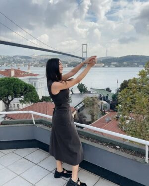 Aslıhan Güner Instagram - Bu hafta nasıl mıydı? 💥🌪️🎬
___________________
Styling @itsardagurdal ✨
Make up @serhatsenn ✨
Hair @cengizakdumann & @batuhangelisli ✨
Suits&dress @gigiiscom ✨ 
Accesories @incifer.tr ✨
