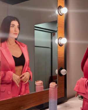 Aslıhan Güner Instagram - Bu hafta nasıl mıydı? 💥🌪️🎬
___________________
Styling @itsardagurdal ✨
Make up @serhatsenn ✨
Hair @cengizakdumann & @batuhangelisli ✨
Suits&dress @gigiiscom ✨ 
Accesories @incifer.tr ✨
