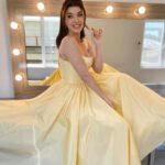 Aslıhan Güner Instagram - Ne güzel bir gündü 💛💫 Sizler için çok güzel şarkılar söyledim,bakalım beğenicek misiniz? Çok heyecanlı! Yakında @laternaa ‘da 🎶 Veee beni prenses hissettiren; Elbise @maison.ju 💫 Makyaj @serhatsenn 💫 Saç @batuhangelisli 💫