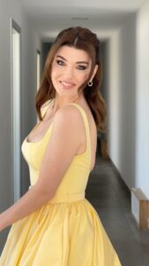 Aslıhan Güner Instagram - Like a princess 👸🏼💛