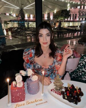 Aslıhan Güner Instagram - 🎂✨💕
Hoş geldin yeni yaşım.. 🙏🏻