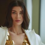 Aslıhan Güner Instagram - Aslıhan Güner: Güçlü, Güzel ve Cool ✨ “Değişip dönüşebildiğim her rol beni özgürleştiriyor ve nefes almamı sağlıyor. Oyunculuğun kendisi benim tutkum, mutluluğum en güçlü yönüm…” diyen Aslıhan, sorularımızı tüm samimiyetiyle yanıtlayarak iç dünyasına yolculuk etmemizi sağladı. Aklına ve hayata olan bakış açısına hayran kalmamak mümkün değil. Başarılı oyuncu Aslıhan Güner ile çok keyifli bir kapak çekimi gerçekleştirdik. 🦋🌸 @aslihanguner @gardiropmagazin #gardiropcover #gardiropmagazin   Yeni sayımız tüm dijital platformlarda ✨   #aslihanguner Yayınlar Direktörü: @gulay_ozdemir Fotoğraflar: @serhathayri Video: @unalavcii Moda ve Güzellik Direktörü: @caglakucukdereli Styling: @dorukkakiz Saç: @batuhangelisli Makyaj: @dilannnsen Kurumsal İletişim: @mine.gunduz Dijital İletişim: @yoncayalki Styling Asistan: @beyz.kd Prodüksiyon: @nutekstudio Mekan: @eliteworldgrandkucukyali Teşekkürler @abdullahbulutmanagement @basakgunesberk
