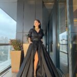 Aslıhan Güner Instagram - 🖤🎶 Ve hep iyiye,hep güzele..💫 __________________ Styling @dorukkakiz Elbise @tarikedizofficial Takılar @goodthingsatelier Saç @batuhangelisli Makyaj @rufiyekalmazzz Ve @katicoban & @basakgunesberk ♥️