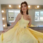 Aslıhan Güner Instagram - Ne güzel bir gündü 💛💫 Sizler için çok güzel şarkılar söyledim,bakalım beğenicek misiniz? Çok heyecanlı! Yakında @laternaa ‘da 🎶 Veee beni prenses hissettiren; Elbise @maison.ju 💫 Makyaj @serhatsenn 💫 Saç @batuhangelisli 💫