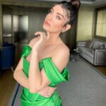 Aslıhan Güner Instagram - Bugün kendimi böyle hissettim.. Sanki masallardaki gibi..🧚🏻‍♂️✨ Sonra içimdeki pırıltıları neden saçlarıma ve gözlerime yansıtmayayım dedim ?!👀 İki türlü de elbette kendimi sevdiğim için makyajlı-makyajsız bir video çekelim istedim.. ✨ İçimdeki Aslıhan’lardan hayalperest olan mutlu mu? Hem de nasıl..🤍 _______________ ✨🧚🏻‍♂️ Makyaj @serhatsenn Saç @batuhangelisli Elbise @gigiiscom Mekan @rafflesistanbul Ve @katicoban Raffles Istanbul