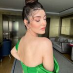 Aslıhan Güner Instagram - Bugün kendimi böyle hissettim.. Sanki masallardaki gibi..🧚🏻‍♂️✨ Sonra içimdeki pırıltıları neden saçlarıma ve gözlerime yansıtmayayım dedim ?!👀 İki türlü de elbette kendimi sevdiğim için makyajlı-makyajsız bir video çekelim istedim.. ✨ İçimdeki Aslıhan’lardan hayalperest olan mutlu mu? Hem de nasıl..🤍 _______________ ✨🧚🏻‍♂️ Makyaj @serhatsenn Saç @batuhangelisli Elbise @gigiiscom Mekan @rafflesistanbul Ve @katicoban Raffles Istanbul