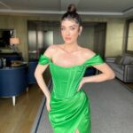 Aslıhan Güner Instagram - Bugün kendimi böyle hissettim.. Sanki masallardaki gibi..🧚🏻‍♂️✨ Sonra içimdeki pırıltıları neden saçlarıma ve gözlerime yansıtmayayım dedim ?!👀 İki türlü de elbette kendimi sevdiğim için makyajlı-makyajsız bir video çekelim istedim.. ✨ İçimdeki Aslıhan’lardan hayalperest olan mutlu mu? Hem de nasıl..🤍 _______________ ✨🧚🏻‍♂️ Makyaj @serhatsenn Saç @batuhangelisli Elbise @gigiiscom Mekan @rafflesistanbul Ve @katicoban Raffles Istanbul