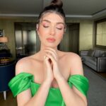 Aslıhan Güner Instagram - Bugün kendimi böyle hissettim.. Sanki masallardaki gibi..🧚🏻‍♂️✨ Sonra içimdeki pırıltıları neden saçlarıma ve gözlerime yansıtmayayım dedim ?!👀 İki türlü de elbette kendimi sevdiğim için makyajlı-makyajsız bir video çekelim istedim.. ✨ İçimdeki Aslıhan’lardan hayalperest olan mutlu mu? Hem de nasıl..🤍 _______________ ✨🧚🏻‍♂️ Makyaj @serhatsenn Saç @batuhangelisli Elbise @gigiiscom Mekan @rafflesistanbul Ve @katicoban Raffles Istanbul