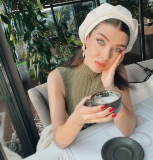 Aslıhan Güner Instagram - 👩🏻‍🎨
Bi baksana? -Hım?