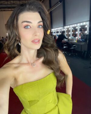Aslıhan Güner Instagram - Ne demiştik?
Parlat,çoğalt,abart! ✨🤟🏻🍀