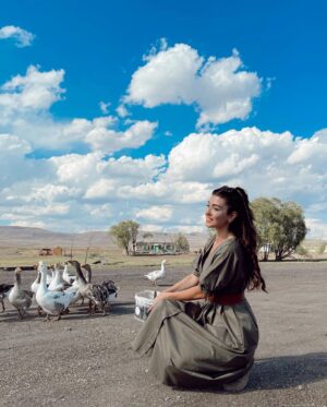 Aslıhan Güner Instagram - Tam şu an..🍀😄🤟🏻
Kars..⛰
Tatlış Kazlarım.. 🦆
 Ve ben ♥️
📷 : @gulaytekeli 💕