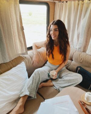 Aslıhan Güner Instagram - 🚐🧡📝
Uzak bir şehrin masalındayken.. 
Sahne arası fotoğrafı.. 🤟🏻
📸: @neslign 💋