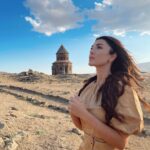 Aslıhan Güner Instagram - Umay..♥️ Gücün,kudretin,bahtın,bolluğun,bereketin sembolü Umay Ana’dan ilhamla..🏹🌬🕊 “Kars doğudaydı... Arpaçay daha da doğudaydı... Arpaçay’ın sarp kayalıklarının üzerinde yükselen Ani kenti, binlerce yıl krallara, imparatorlara, fakire ve zengine, yaşlıya ve gence yuva olmuştu... Surlarının içinde ne hayatlar doğmuş ne ömürler son bulmuştu... Taş ve topraktan ibaret bir hayalet şehir gibi görünürdü Ani... Oysa çetin kışların diyarı Kars’ın koruyucusuydu Ani’nin surları... Ve o surların bağrında, şifalı, kutlu bir kadın saklıydı...🕊 Ani harabelerinin kuzeydoğusunda, kuş gövdeli, çayan kuyruklu bir rölyef bulundu... Bin yıl boyunca, katedralin gölgesi altında uykuya yatmış bu dünyalar güzeli kadının adı Umay Ana’ydı... Çehresi görenlerin yüreğini iyilikle dolduracak kadar aydınlıktı Umay Ana’nın... O, dilden dile dolaşan bir Anadolu Efsanesiydi...” #Kars #uzakşehrinmasalı #umay @foxturkiye @25film @usmdizifox @mustafasevkidogan Ani Harabeleri/Kars