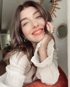 Aslıhan Güner Instagram - Ta taaam💫 Bir takım sürprizler mi ? 🍀 #comingsoon🤫