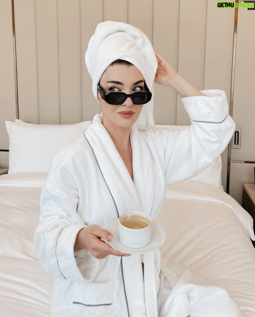 Aslıhan Güner Instagram - 🧖🏻‍♀️☕️ Günaydın.. 🤍 Bi kahve?