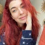 Aslıhan Güner Instagram - Güzel bir pazar.. Hala ağrılı,bitkin,biraz da yorgun ama mutlu.. Daha iyiye doğru güçlendiğimi hissettiğim.. Ve filtresiz,makyajsız,saç baş dağınık,pijamalı.. Öylesine olduğu gibi.. Çabasız 🤍 Dün akşam okuduğum satırlar yeni mottom oldu.. Paylaşmak istedim.. Sevgiyle..🙏🏻 “Direnme,bırak gelsin.İzle,geçip gitsin.” 🍀 Herşeye ve herkese..
