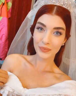 Aslıhan Güner Instagram - ✨👰🏻‍♀️✨
Yıldız'ımın masalı gerçek mi oluyor?  Heyecanı çoook! ♥️
Cumartesi günü 
saat: 20.00 'da @showtv ‘de..
Hepiniz davetlisiniz .. Bekliyoruz! 
Gelinlik @maison.ju ✨
Saç @djncerkaya ✨
Makyaj @lorinleylas ✨