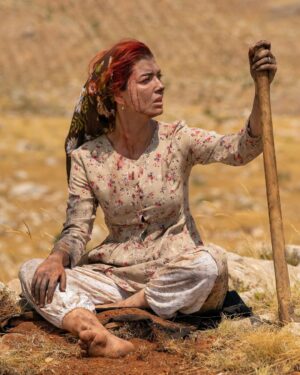 Aslıhan Güner Instagram - @komutan.filmi Züleyha.. 🥀
Benim kalbimi en acıtan,acımı en iyi yansıtabildiğim karakter oldun.
Olmasaydın nasıl akıtırdım acımı toprağa?
“İyi ki geçiyorsun zaman… Ya acının derinime işlediği bir anda donsaydın.”
Mevlana Celaleddin Rumi