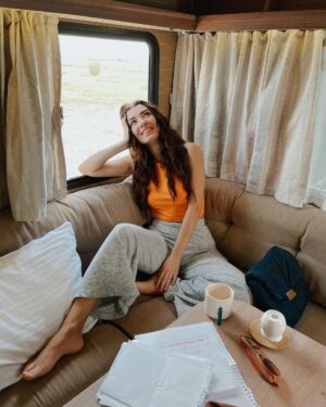 Aslıhan Güner Instagram - 🚐🧡📝
Uzak bir şehrin masalındayken.. 
Sahne arası fotoğrafı.. 🤟🏻
📸: @neslign 💋