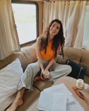 Aslıhan Güner Instagram - 🚐🧡📝
Uzak bir şehrin masalındayken.. 
Sahne arası fotoğrafı.. 🤟🏻
📸: @neslign 💋
