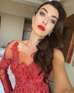 Aslıhan Güner Instagram - 💃🏻✨
Biraz ışıltı,çok teşekkür! 🎉🤟🏻
