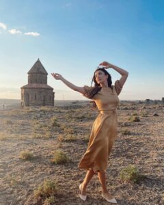 Aslıhan Güner Instagram - Umay..♥️ Gücün,kudretin,bahtın,bolluğun,bereketin sembolü Umay Ana’dan ilhamla..🏹🌬🕊 “Kars doğudaydı... Arpaçay daha da doğudaydı... Arpaçay’ın sarp kayalıklarının üzerinde yükselen Ani kenti, binlerce yıl krallara, imparatorlara, fakire ve zengine, yaşlıya ve gence yuva olmuştu... Surlarının içinde ne hayatlar doğmuş ne ömürler son bulmuştu... Taş ve topraktan ibaret bir hayalet şehir gibi görünürdü Ani... Oysa çetin kışların diyarı Kars’ın koruyucusuydu Ani’nin surları... Ve o surların bağrında, şifalı, kutlu bir kadın saklıydı...🕊 Ani harabelerinin kuzeydoğusunda, kuş gövdeli, çayan kuyruklu bir rölyef bulundu... Bin yıl boyunca, katedralin gölgesi altında uykuya yatmış bu dünyalar güzeli kadının adı Umay Ana’ydı... Çehresi görenlerin yüreğini iyilikle dolduracak kadar aydınlıktı Umay Ana’nın... O, dilden dile dolaşan bir Anadolu Efsanesiydi...” #Kars #uzakşehrinmasalı #umay @foxturkiye @25film @usmdizifox @mustafasevkidogan Ani Harabeleri/Kars