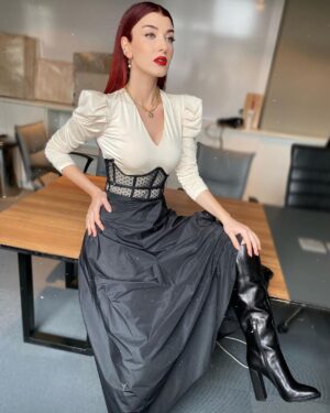 Aslıhan Güner Instagram - 💋
Küçük bir yılbaşı sürprizimiz var da..🎊
Styling @yukselozgur ♥️
Make up @serhatsenn 💋
Hair @nesriincann 🔥