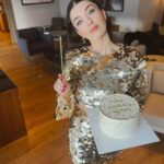 Aslıhan Güner Instagram - 🎂✨🥂🤍 Yeni yaşıma biraz ışıltılı başlamak istedim.. 🪄 İyi ki! Her şeye.. 🙏🏻 #happybithdaytome