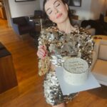 Aslıhan Güner Instagram - 🎂✨🥂🤍 Yeni yaşıma biraz ışıltılı başlamak istedim.. 🪄 İyi ki! Her şeye.. 🙏🏻 #happybithdaytome
