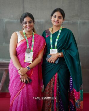 Aswathy Sreekanth Instagram - അച്ഛപ്പം കഥകളുടെ ഗായത്രി, അച്ഛന്റെ ഗായത്രി ! നർമവും നോവും പാകത്തിൽ ചേർത്ത് ഗായത്രി എഴുതിയ കഥകളെക്കുറിച്ച് ഇന്നലെ കെ എൽ എഫ് വേദിയിൽ സംസാരിച്ചു. പോകാനിരിക്കുന്ന യാത്രകളെ കുറിച്ചും വരാനിരിക്കുന്ന പുസ്തകത്തെ കുറിച്ചും സംസാരിച്ചു. ഒരു മണിക്കൂർ എത്ര വേഗമാണ് പോയത് ! പെണ്ണുങ്ങളുടെ കഥ പറയുന്ന ‘കാളി’ പ്രകാശിപ്പിച്ചത് ഗായത്രിയാണ്. അതുമൊരു  യൂണിവേഴ്സൽ സെലക്ഷൻ ആവണം. ❤️
ഇന്നലെ വേദിയിൽ പറഞ്ഞത് പോലെ സഹയാത്രിക എന്ന തോന്നലാണ് എപ്പോഴും, അങ്ങനെ ആയിരിക്കട്ടെ... ആശംസകൾ, പുസ്തകങ്ങൾക്കും യാത്രകൾക്കും സൗഹൃദത്തിനും 🥰