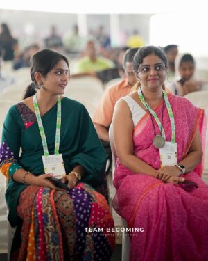 Aswathy Sreekanth Instagram - അച്ഛപ്പം കഥകളുടെ ഗായത്രി, അച്ഛന്റെ ഗായത്രി ! നർമവും നോവും പാകത്തിൽ ചേർത്ത് ഗായത്രി എഴുതിയ കഥകളെക്കുറിച്ച് ഇന്നലെ കെ എൽ എഫ് വേദിയിൽ സംസാരിച്ചു. പോകാനിരിക്കുന്ന യാത്രകളെ കുറിച്ചും വരാനിരിക്കുന്ന പുസ്തകത്തെ കുറിച്ചും സംസാരിച്ചു. ഒരു മണിക്കൂർ എത്ര വേഗമാണ് പോയത് ! പെണ്ണുങ്ങളുടെ കഥ പറയുന്ന ‘കാളി’ പ്രകാശിപ്പിച്ചത് ഗായത്രിയാണ്. അതുമൊരു  യൂണിവേഴ്സൽ സെലക്ഷൻ ആവണം. ❤️
ഇന്നലെ വേദിയിൽ പറഞ്ഞത് പോലെ സഹയാത്രിക എന്ന തോന്നലാണ് എപ്പോഴും, അങ്ങനെ ആയിരിക്കട്ടെ... ആശംസകൾ, പുസ്തകങ്ങൾക്കും യാത്രകൾക്കും സൗഹൃദത്തിനും 🥰