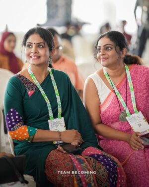 Aswathy Sreekanth Instagram - അച്ഛപ്പം കഥകളുടെ ഗായത്രി, അച്ഛന്റെ ഗായത്രി ! നർമവും നോവും പാകത്തിൽ ചേർത്ത് ഗായത്രി എഴുതിയ കഥകളെക്കുറിച്ച് ഇന്നലെ കെ എൽ എഫ് വേദിയിൽ സംസാരിച്ചു. പോകാനിരിക്കുന്ന യാത്രകളെ കുറിച്ചും വരാനിരിക്കുന്ന പുസ്തകത്തെ കുറിച്ചും സംസാരിച്ചു. ഒരു മണിക്കൂർ എത്ര വേഗമാണ് പോയത് ! പെണ്ണുങ്ങളുടെ കഥ പറയുന്ന ‘കാളി’ പ്രകാശിപ്പിച്ചത് ഗായത്രിയാണ്. അതുമൊരു  യൂണിവേഴ്സൽ സെലക്ഷൻ ആവണം. ❤️
ഇന്നലെ വേദിയിൽ പറഞ്ഞത് പോലെ സഹയാത്രിക എന്ന തോന്നലാണ് എപ്പോഴും, അങ്ങനെ ആയിരിക്കട്ടെ... ആശംസകൾ, പുസ്തകങ്ങൾക്കും യാത്രകൾക്കും സൗഹൃദത്തിനും 🥰