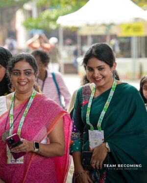 Aswathy Sreekanth Instagram - അച്ഛപ്പം കഥകളുടെ ഗായത്രി, അച്ഛന്റെ ഗായത്രി ! നർമവും നോവും പാകത്തിൽ ചേർത്ത് ഗായത്രി എഴുതിയ കഥകളെക്കുറിച്ച് ഇന്നലെ കെ എൽ എഫ് വേദിയിൽ സംസാരിച്ചു. പോകാനിരിക്കുന്ന യാത്രകളെ കുറിച്ചും വരാനിരിക്കുന്ന പുസ്തകത്തെ കുറിച്ചും സംസാരിച്ചു. ഒരു മണിക്കൂർ എത്ര വേഗമാണ് പോയത് ! പെണ്ണുങ്ങളുടെ കഥ പറയുന്ന ‘കാളി’ പ്രകാശിപ്പിച്ചത് ഗായത്രിയാണ്. അതുമൊരു  യൂണിവേഴ്സൽ സെലക്ഷൻ ആവണം. ❤️
ഇന്നലെ വേദിയിൽ പറഞ്ഞത് പോലെ സഹയാത്രിക എന്ന തോന്നലാണ് എപ്പോഴും, അങ്ങനെ ആയിരിക്കട്ടെ... ആശംസകൾ, പുസ്തകങ്ങൾക്കും യാത്രകൾക്കും സൗഹൃദത്തിനും 🥰