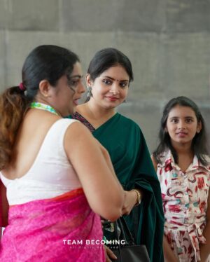 Aswathy Sreekanth Instagram - അച്ഛപ്പം കഥകളുടെ ഗായത്രി, അച്ഛന്റെ ഗായത്രി ! നർമവും നോവും പാകത്തിൽ ചേർത്ത് ഗായത്രി എഴുതിയ കഥകളെക്കുറിച്ച് ഇന്നലെ കെ എൽ എഫ് വേദിയിൽ സംസാരിച്ചു. പോകാനിരിക്കുന്ന യാത്രകളെ കുറിച്ചും വരാനിരിക്കുന്ന പുസ്തകത്തെ കുറിച്ചും സംസാരിച്ചു. ഒരു മണിക്കൂർ എത്ര വേഗമാണ് പോയത് ! പെണ്ണുങ്ങളുടെ കഥ പറയുന്ന ‘കാളി’ പ്രകാശിപ്പിച്ചത് ഗായത്രിയാണ്. അതുമൊരു  യൂണിവേഴ്സൽ സെലക്ഷൻ ആവണം. ❤️
ഇന്നലെ വേദിയിൽ പറഞ്ഞത് പോലെ സഹയാത്രിക എന്ന തോന്നലാണ് എപ്പോഴും, അങ്ങനെ ആയിരിക്കട്ടെ... ആശംസകൾ, പുസ്തകങ്ങൾക്കും യാത്രകൾക്കും സൗഹൃദത്തിനും 🥰