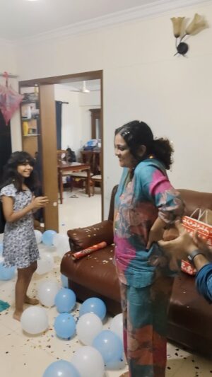 Aswathy Sreekanth Instagram - കിളി പാറിച്ച ഒരു ബർത്ത് ഡേ സർപ്രൈസ് 😁🥰🥰🥰

Thank you so much my dear ones - you all mean this world to me 🥰 

@shruthi_rajanikanth @shaha_raihu @adhibhadra_ @10_among_bbmen @arjunsomasekhar @sowbhagyavenkitesh @amal_rajdev @iamtessajoseph @sadhikasureshmenon @abbad_ram_mohan @rafidq @styledbysavu @sincy_anil and thank for the intelligent coordination behind my dear @unaiseadivadu 🥰