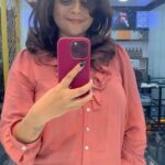 Aswathy Sreekanth Instagram - ആദ്യത്തെ പോസ്റ്റ്പാർട്ടം ഡിപ്രെഷനിൽ നിന്ന് തിരിച്ച് കയറിയതിന്റെ ആദ്യ സ്റ്റെപ്പ് ഒരു മുടി വെട്ടലായിരുന്നു. പ്രസവം കഴിഞ്ഞ് ജോലിക്ക് പോയി തുടങ്ങിയിരുന്നെങ്കിലും അപ്പോഴും അയഞ്ഞു തൂങ്ങിയ പഴയ മറ്റേർണിറ്റി ഡ്രെസ്സുകളിൽ തന്നെയായിരുന്നു ജീവിതം. കല്യാണ സമയത്ത് ഒരു ആവശ്യോമില്ലാതെ പോയി സ്ട്രൈറ്റ് ചെയ്ത് നശിപ്പിച്ച ചുരുളൻ മുടി, പ്രസവം കഴിഞ്ഞപ്പോഴേക്ക് വളർന്ന് തോളിന് താഴെ ഇറങ്ങിയിരുന്നു. പകുതി ചുരുണ്ടും ബാക്കി പശുവിന്റെ വാല് പോലെയും കിടന്ന മുടി വലിച്ചു വാരി കെട്ടി ചേരാത്ത ഉടുപ്പുകൾ മാത്രമിട്ട് കോലം കെട്ട് നടന്ന ആ എന്നെ എനിക്ക് പോലും തീരെ പരിചയമില്ലായിരുന്നു. ‘നീ ആ പുരികമെങ്കിലും ഒന്ന് ഷേപ്പ് ചെയ്യൂ’ന്ന്‌ ഭർത്താവ് വരെ പറഞ്ഞു തുടങ്ങിയ കാലം. പെട്ടെന്നൊരു ദിവസം എനിക്ക് മുടി വെട്ടണമെന്ന് ഒരു തോന്നൽ വന്നു. ‘ദേ ഈ കൊച്ചിനെ ഒന്ന് നോക്കിക്കോന്ന്’ കെട്ടിയോനെ പറഞ്ഞേൽപ്പിച്ച് ടാക്സി വിളിച്ച് നേരെ പോയത് പാർലറിലേക്കാണ്. സ്ട്രെയ്റ്റനിംഗ് ചെയ്ത മുടി മുഴുവൻ അങ്ങ് വെട്ടിയേക്കാൻ അവിടെ നിന്ന ഫിലിപ്പിനോ പെൺകൊച്ചിനോട് പറഞ്ഞ് കണ്ണടച്ചിരുന്നു കൊടുത്തു. അവളാ പണി കൃത്യമായി ചെയ്തു. അങ്ങനെ തോളൊപ്പം ചുരുണ്ട മുടിയുമായി പുത്തനൊരു ഞാൻ കണ്ണാടിയിൽ തെളിഞ്ഞു വന്നു. എന്തെന്നില്ലാത്ത സന്തോഷം കൊണ്ടെനിക്ക് വീർപ്പു മുട്ടി. കൃത്യം അളവിനുള്ള കുറച്ച് ഡ്രസ്സ് വാങ്ങലായിരുന്നു അടുത്തത്. സത്യത്തിൽ അതൊരു തുടക്കമായിരുന്നു. ജീവിതത്തിലേക്കുള്ള തിരിച്ച് വരവുകളിൽ സെൽഫ് കെയർ എത്രത്തോളം പ്രധാനമാണെന്ന് ഞാൻ തിരിച്ചറിഞ്ഞത് അന്നാണ്. ചില മുഷിപ്പൻ ദിവസങ്ങളിൽ ഒന്ന് മുടി വെട്ടുന്നതും ലക്ഷ്യമില്ലാതെ ഡ്രൈവ് പോകുന്നതും പാതിരാത്രി ഒറ്റയ്ക് ഐസ് ക്രീം ഓർഡർ ചെയ്ത് കഴിക്കുന്നതും ഒക്കെ ഞാൻ എന്നോട് കാണിക്കുന്ന ലവ് ലാംഗ്വേജ് ആണ്. അപ്പൊ പറഞ്ഞ് വന്നത്...ആകെ മടുത്ത് മുഷിഞ്ഞ് നിന്നൊരു സമയത്ത് ഇന്നലെ പോയെന്നു മുടി വെട്ടി, സ്വയം പുതുക്കി. ഒരു സന്തോഷം, സമാധാനം ❤️ Hair cutting is therapeutic for me ! Whats your therapy other than ‘therapy’ ?