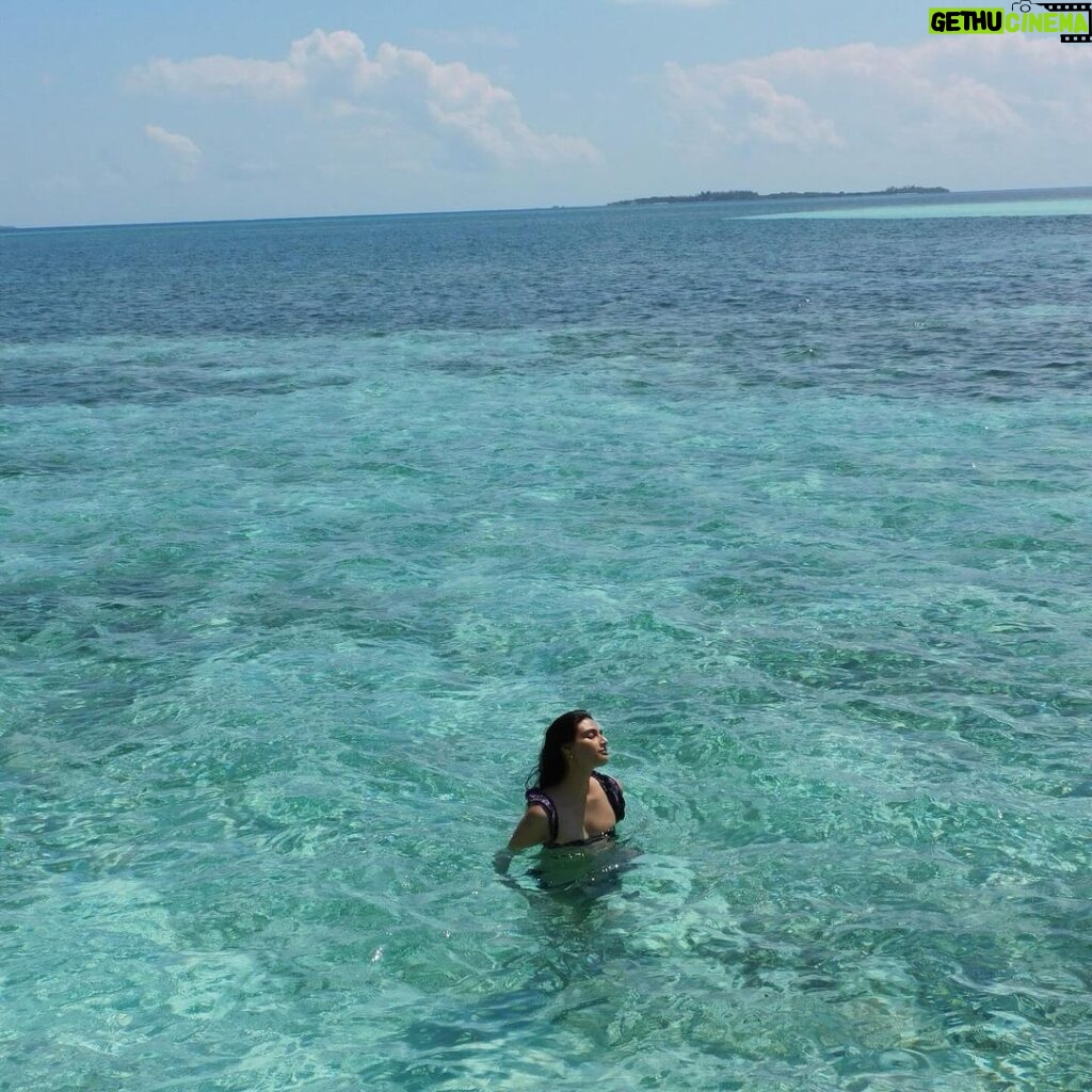 Athiya Shetty Instagram - spot the 🐬!! #discoversoneva #experiencesoneva #SonevaJani Soneva Jani Maldives