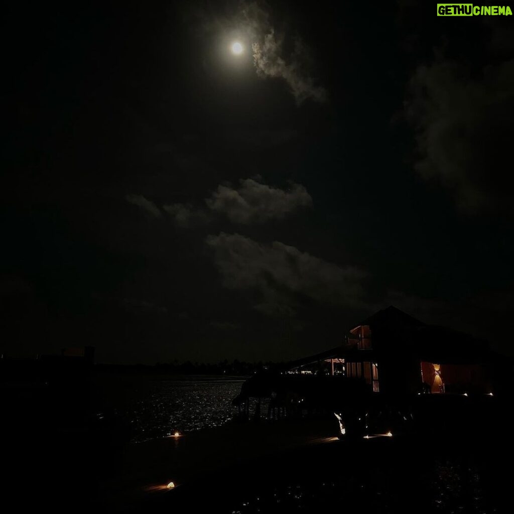 Athiya Shetty Instagram - A full moon ago #discoversoneva #experiencesoneva #SonevaJani @discoversoneva Soneva Jani Maldives