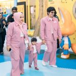 Atta Halilintar Instagram - Indahnya persahabatan 🖤 Baru tau deket rumah ada @superpark_indo & @pororopark_indo yg superrr seruu pas ultah Ameena kemarin Guys kalian harus nyobain semua game yg ada di sana karena aku sama mamanur aja ketagihan guyyysss