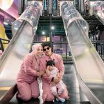 Atta Halilintar Instagram - Indahnya persahabatan 🖤 Baru tau deket rumah ada @superpark_indo & @pororopark_indo yg superrr seruu pas ultah Ameena kemarin Guys kalian harus nyobain semua game yg ada di sana karena aku sama mamanur aja ketagihan guyyysss