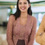Aurélie Moeremans Instagram - Kebayaan lagi, kali ini warnanya pink 🥹🫶🏼 Suka sekali @ikat_ind @didietmaulana ✨ next warna apa lagi ya? 😋 Yogyakarta