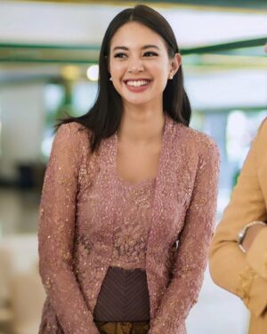 Aurélie Moeremans Instagram - Kebayaan lagi, kali ini warnanya pink 🥹🫶🏼 Suka sekali @ikat_ind @didietmaulana ✨ next warna apa lagi ya? 😋
