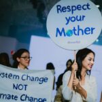 Aurélie Moeremans Instagram - Kemarin malam @sejauh_mata_memandang mengundang aku dan aktivis-aktivis lingkungan muda lainnya untuk ikut “ demo “ di akhir shownya 🌏 Respect your m🌏ther! Respect mother earth the way you respect your own mother. Kita mungkin tidak bisa menjadi anak yang sempurna untuk ibu kita, pasti punya kekurangan, tapi kita bisa mencoba untuk tidak menyakiti ibu kita dan berusaha untuk kasih yang terbaik untuknya. Coba praktekan itu ke mother earth juga, yuk? Jakarta Fashion Week