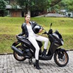 Aurélie Moeremans Instagram - Throwback @yamahaindonesia berhasil menemukan cowok yang paling cocok untuk boncengin aku seharian keliling Jakarta! Seru banget aaaaaah 😂 akhirnya boncengan juga yaa 🥹 Emang boleh se peka itu, Yamaha? New Yamaha Lexi 155, senyaman dan gesit itu. Iritnya bisa sampe keluar kota. Next naik Lexi Lx sampe ke Bandung kali ya? 🤭❤️ Jakarta, Indonesia