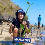 Aurélie Moeremans Instagram - Tadi aku dan yayasan @wwf_id berhasil menanam 500 mangrove di Dusun Rangko! 🌱 Gak nyesel deh menjadi MONA 🥹 ( yang belum tau MoNa itu apa, check postingan aku yang sebelumnya! )