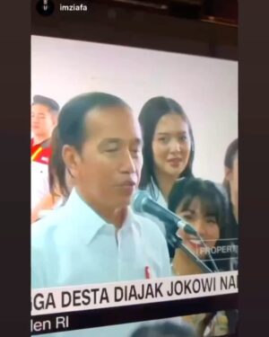Aurélie Moeremans Instagram - Slide 1 : unnecessary throwback ke waktu aku kegep terpesona sama pak Presiden 😂💕 

Ini tatapan terpesona atau tatapan apa ya? 😂 kemarin ada yang bilang itu tatapan mau pinjem duit HAHA! Kalian ya!