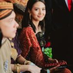 Aurélie Moeremans Instagram - Songket dari Aceh tuh cantik banget ya 🥰
