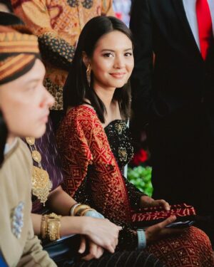 Aurélie Moeremans Instagram - Songket dari Aceh tuh cantik banget ya 🥰