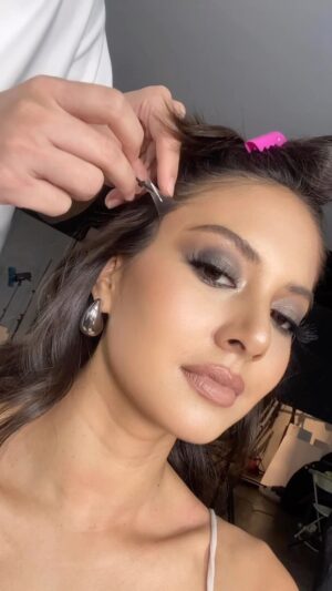 Aurélie Moeremans Instagram - Pertama kali pakai face tape biar foxy eyes ceritanya 🦊 Keren abis, muka aku kayak pakai filter FaceApp 😂 

Pakai tiap hari aja apa ya? #biarfierceterus HAHAHA